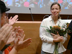 Vasemmistoliiton puheenjohtajan paikalta väistynyt europarlamentaarikko Li Andersson kukitettiin jäähyväispuheensa jälkeen puoluevaltuuston kokouksessa Helsingissä. LEHTIKUVA / Jussi Nukari. 