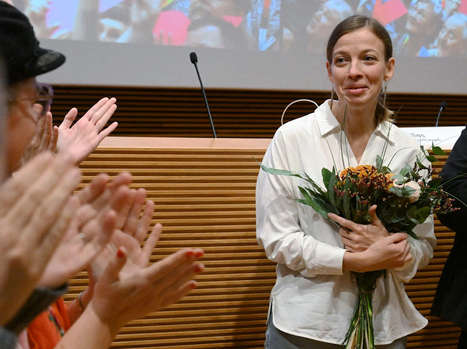 Vasemmistoliiton puheenjohtajan paikalta väistynyt europarlamentaarikko Li Andersson kukitettiin jäähyväispuheensa jälkeen puoluevaltuuston kokouksessa Helsingissä. LEHTIKUVA / Jussi Nukari.