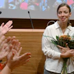 Vasemmistoliiton puheenjohtajan paikalta väistynyt europarlamentaarikko Li Andersson kukitettiin jäähyväispuheensa jälkeen puoluevaltuuston kokouksessa Helsingissä. LEHTIKUVA / Jussi Nukari.