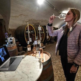 Viininvalmistaja Madeleine Premmereur esittelemässä tuotantoa asiakkailleen etäyhteydellä Rognesissa Etelä-Ranskassa vastikään. LEHTIKUVA/AFP