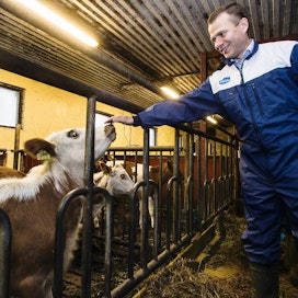 Petteri Orpo maatilavierailulla vuonna 2014 toimiessaan maatalousministerinä.