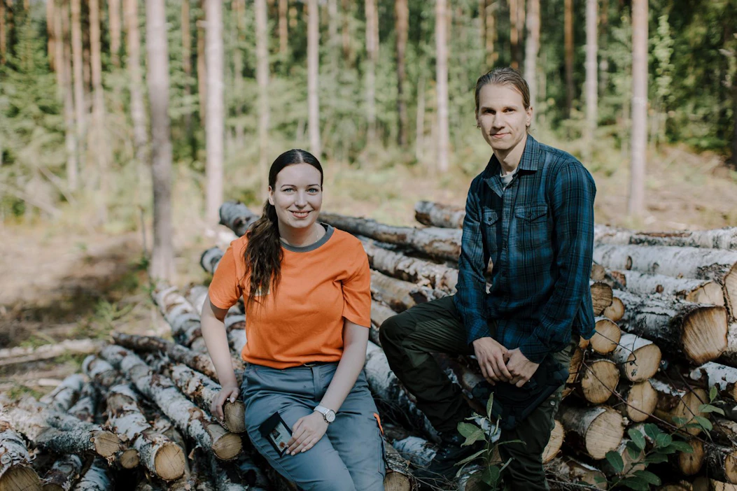 Storan Enson kesätyöntekijät Mira Wolczkiewicz ja Krister Laine ovat tyytyväisiä vaihteleviin työtehtäviinsä maastossa ja tehtaalla.