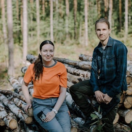Storan Enson kesätyöntekijät Mira Wolczkiewicz ja Krister Laine ovat tyytyväisiä vaihteleviin työtehtäviinsä maastossa ja tehtaalla.