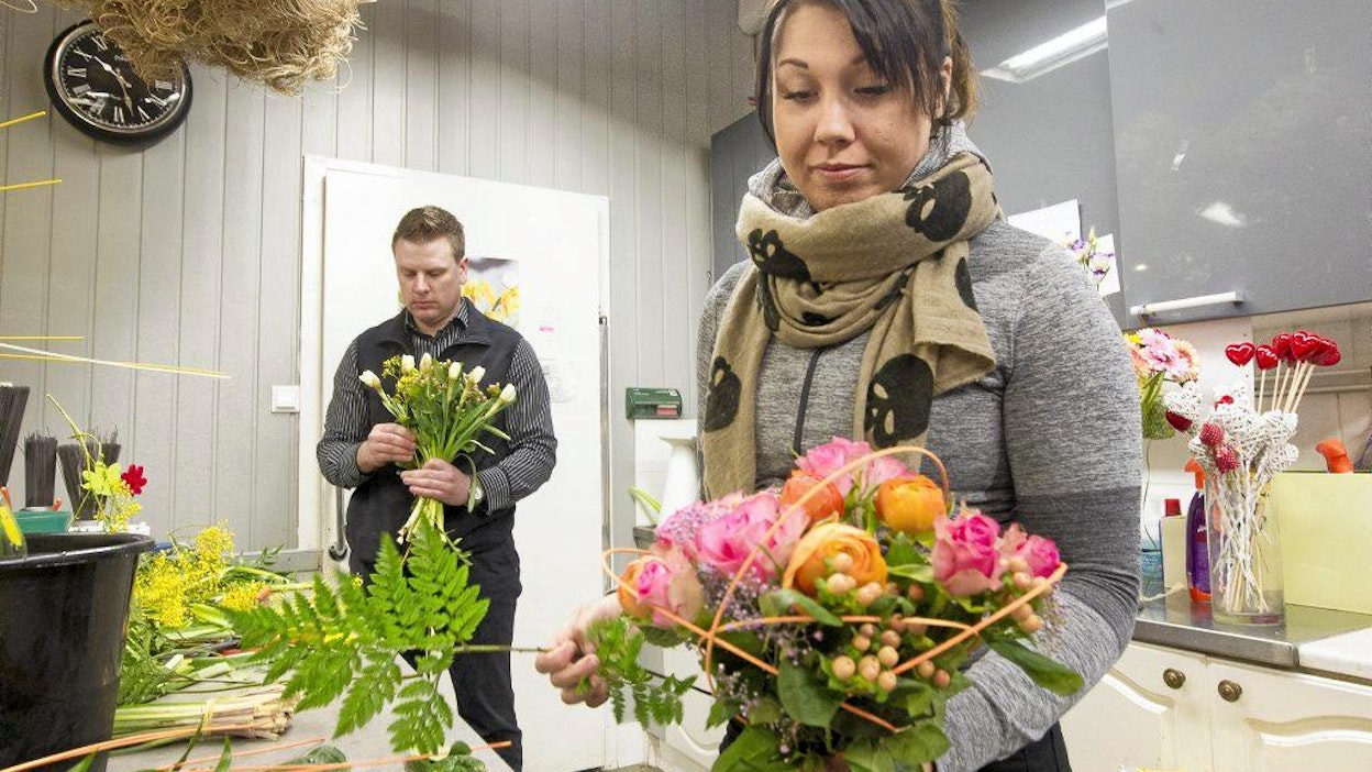 Petri ja Elina Kouhia pitävät kukkakauppaa Turengissa. Alan talousnäkymät ovat hieman kohentuneet.