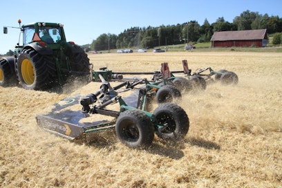 Spearhead Stubble Master 730 murskaa oljen tehokkaasti. Kuvassa olevassa pellossa oli todella runsaasti olkea, sillä ohra tuotti 7 tonnin hehtaarisadon. Työsyvyyden säätö tapahtuu säätämällä vetoaisan ja kannatuspyörien korkeutta äkeen tavoin.