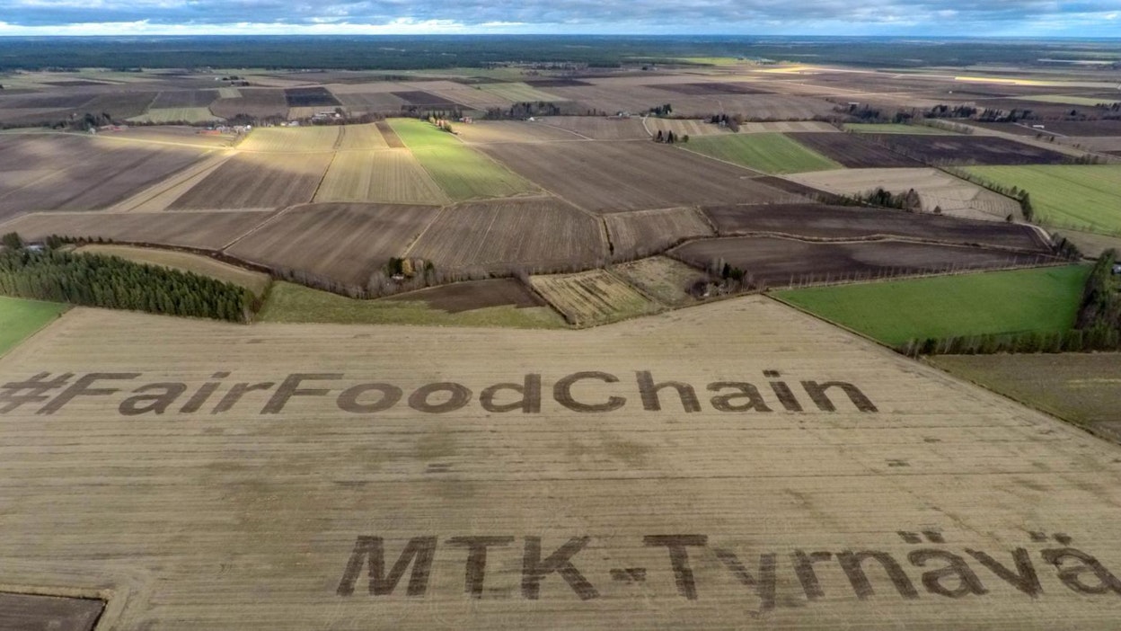Aihetunnisteen #FairFoodChain pituus luonnossa on 530 metriä. Kirjaimet ovat 50 metriä korkeat.