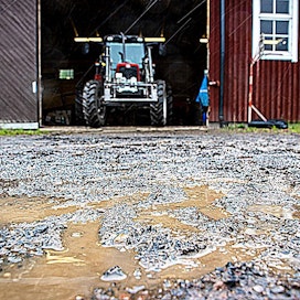 Eliisa ja Mika Malinin traktori pysyy tallissa vielä päivien ajan. Vettä on toukokuussa satanut Vihdissä historiallisen paljon.