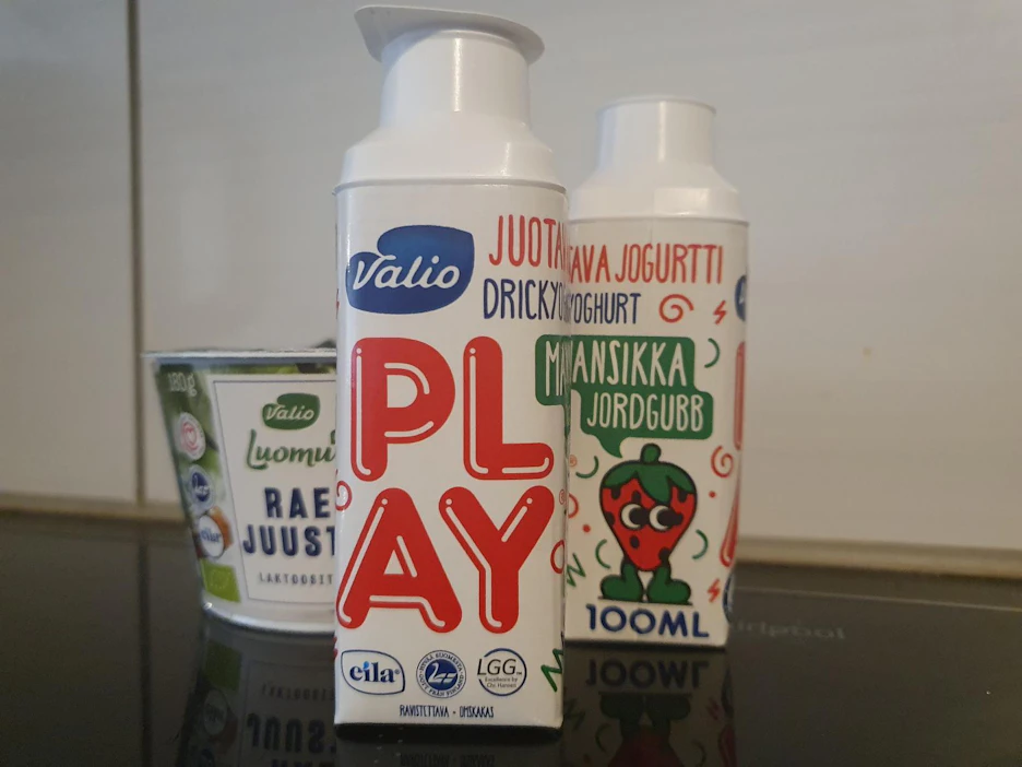 Muovia ei voi kokonaan korvata elintarvikepakkauksissa. Kartonkipakkauksissa ohut muovikalvo varmistaa, että nestemäinen tuote pysyy pakkauksen sisällä, eikä pilaannu.