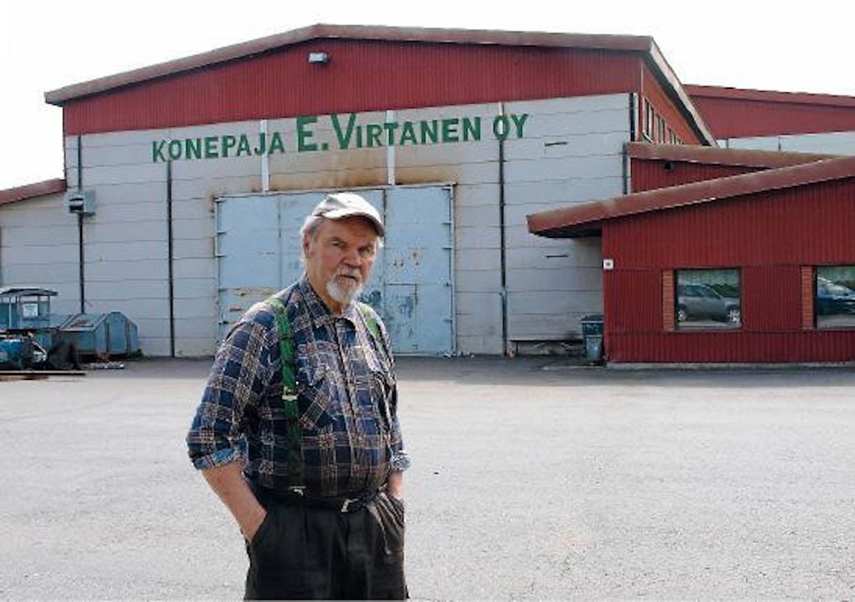 Konepaja E. Virtanen Oy:n teollisuushallit sijaitsevat Jokioisissa. Hallituksen puheenjohtaja Eino Virtanen esittelee.