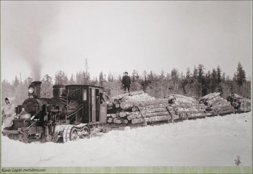 Hugo Sandbergin höyryveturi veti tukkiletkaa Nuortin konesavotalla. Lapin metsämuseo