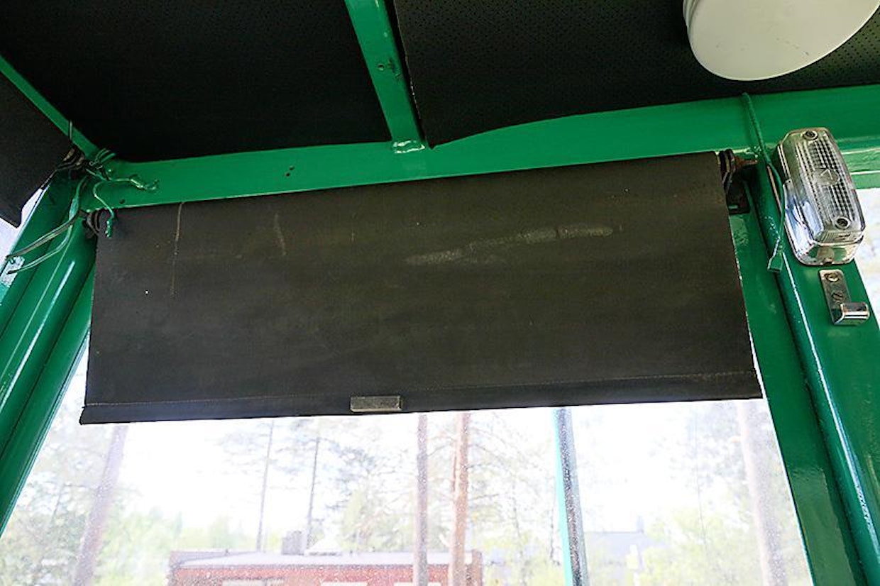 Merkittävä kuljettajan mukavuutta parantava varuste on takaikkunoiden reilut rullakaihtimet. Vasta seuraajamalli S15:n tullessa markkinoille yleistyivät Suomessakin nykykoneiden vakiovarusteiksi muodostuneet kullanväriset aurinkosuojaverhot.
