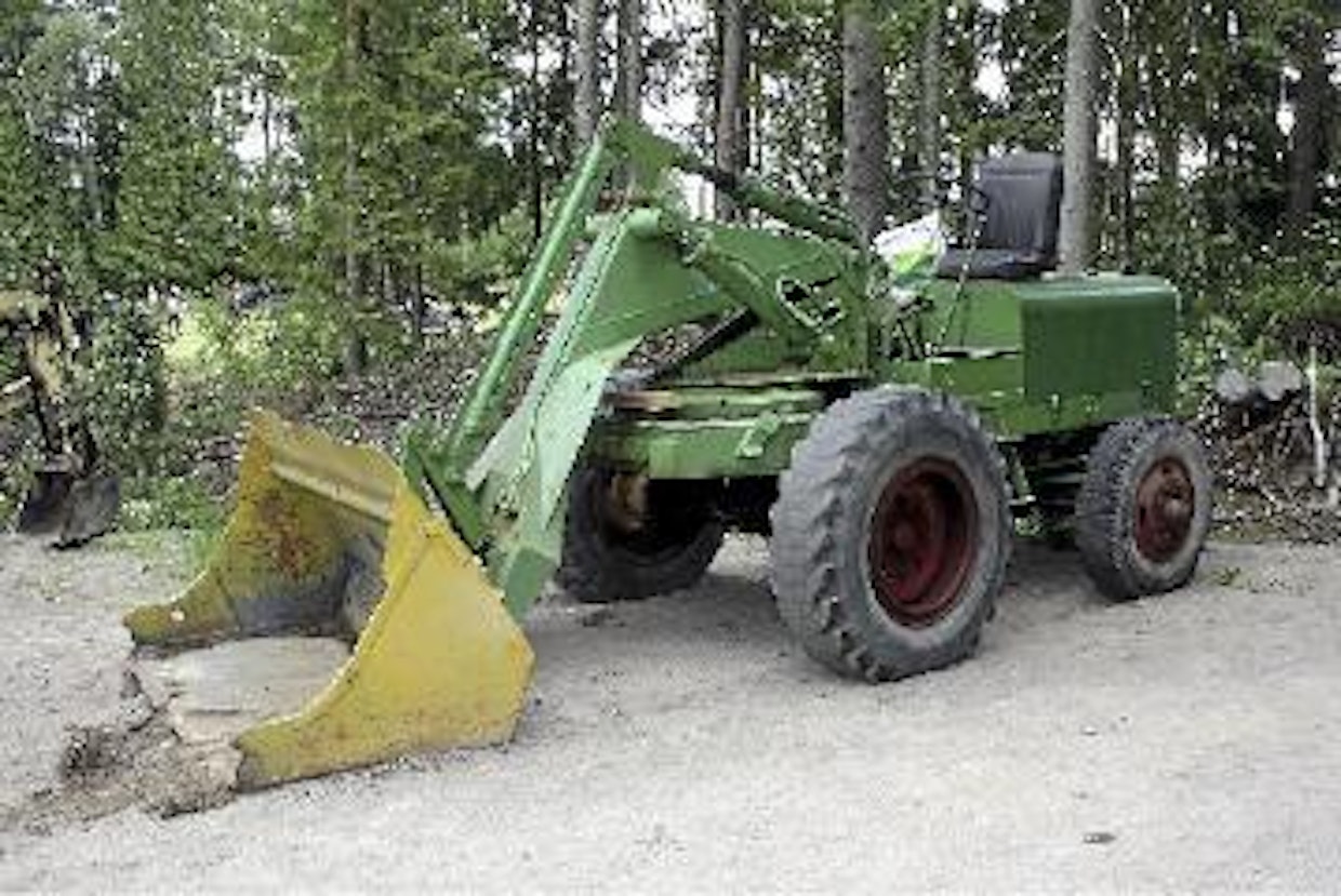 Saksalaisen Ahlmann Schwenklader -kuormaimen juju on sivulle kääntyvä kauha. Kuormatessa riittää pelkkä edestakainen ajo. Josef-Severin Ahlmannin perustaman firman ensimmäisiä tuotteita olivat kanien metalliset syöttökaukalot, kuormaimia alettiin tehdä vuonna 1952. Tämä Deutz-moottorilla varustettu kone on 50-luvun lopulta. Merkki on vieläkin voimissaan, mutta on nykyään yhtä puuta Mecalacin kanssa. (Somero)