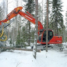 Harvinaisempi konemerkki hakkuutöissä Suomen metsissä on Doosan-kaivukonemoto. Eero Karhu Ky Vesannolta varusteli viime syksynä Doosanin Kesla RH25 harvesterikouralla. Puutavaranhakkuutyöt täydentävät sopivasti kesäkautena tehtäviä kaivutöitä.
