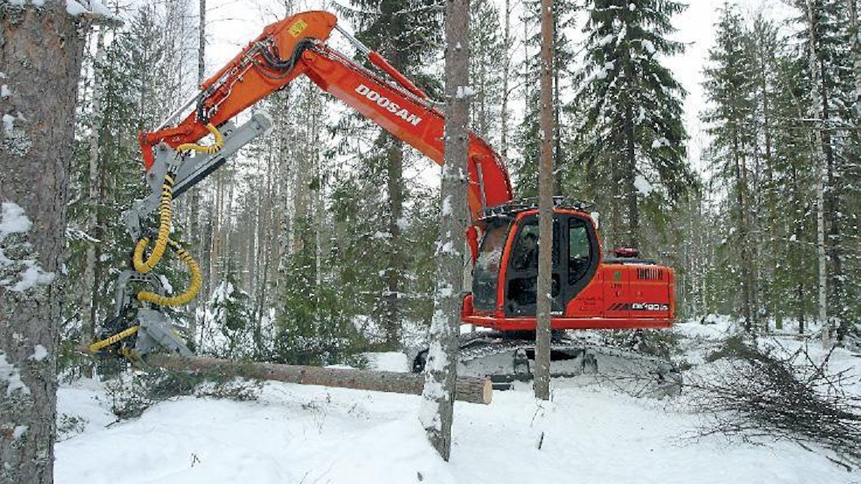 Harvinaisempi konemerkki hakkuutöissä Suomen metsissä on Doosan-kaivukonemoto. Eero Karhu Ky Vesannolta varusteli viime syksynä Doosanin Kesla RH25 harvesterikouralla. Puutavaranhakkuutyöt täydentävät sopivasti kesäkautena tehtäviä kaivutöitä.