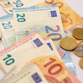 Valtiontalouden lisäksi ministereillä on neljä vuotta aikaa tasapainottaa myös omaa talouttaan reilun 14 000 euron kuukausituloilla.