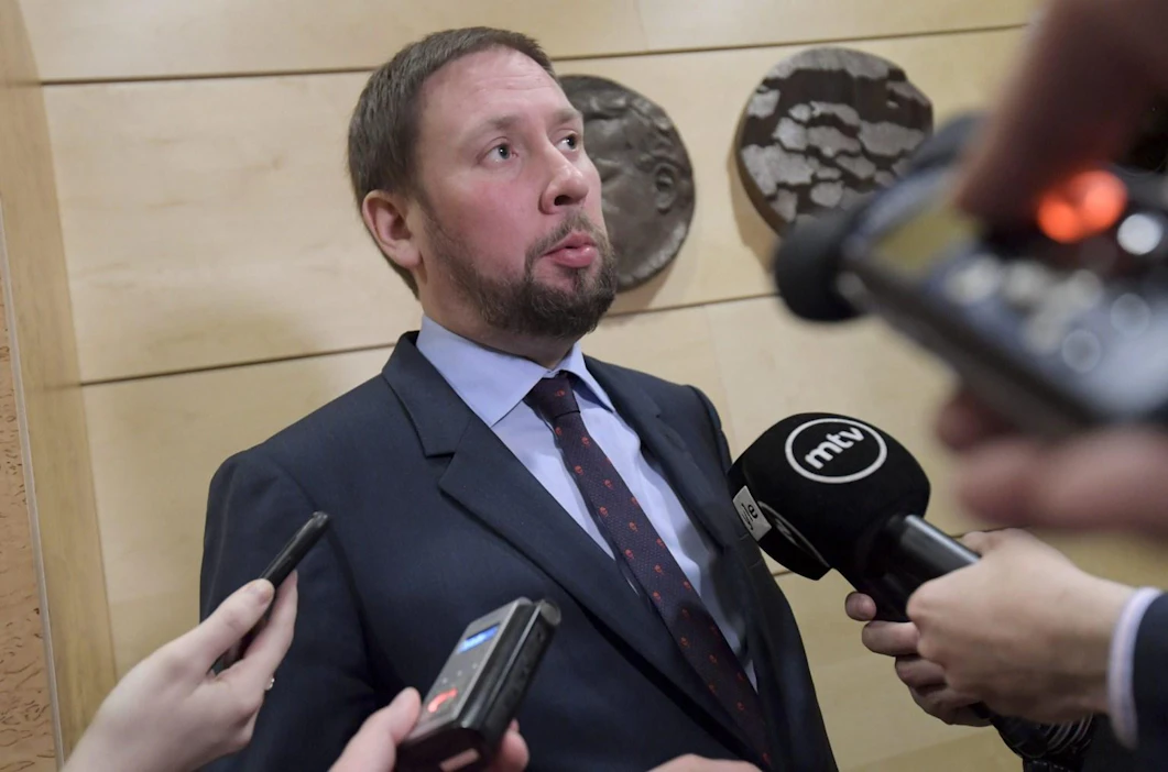 Paavo Arhinmäen (vas.) mukaan Vasemmistoliitto jätti eriävän mielipiteen muun muassa mietinnön Nato-kirjauksesta.