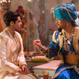 Aladdin (Mena Massoud) yrittää tehdä vaikutuksen prinsessaan Hengen (Will Smith) avustuksella.
