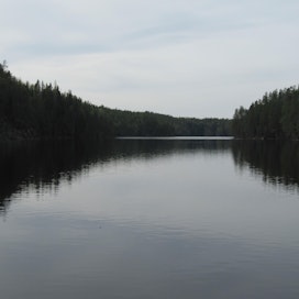 Puiston koilliskolkassa sijaitseva erämainen Iso Helvetinjärvi on yksi puiston neljästä komeasta rotkojärvestä. Järven eteläpäässä on Helvetinkolu ja sen lähellä päivätupa tulipaikkoineen.