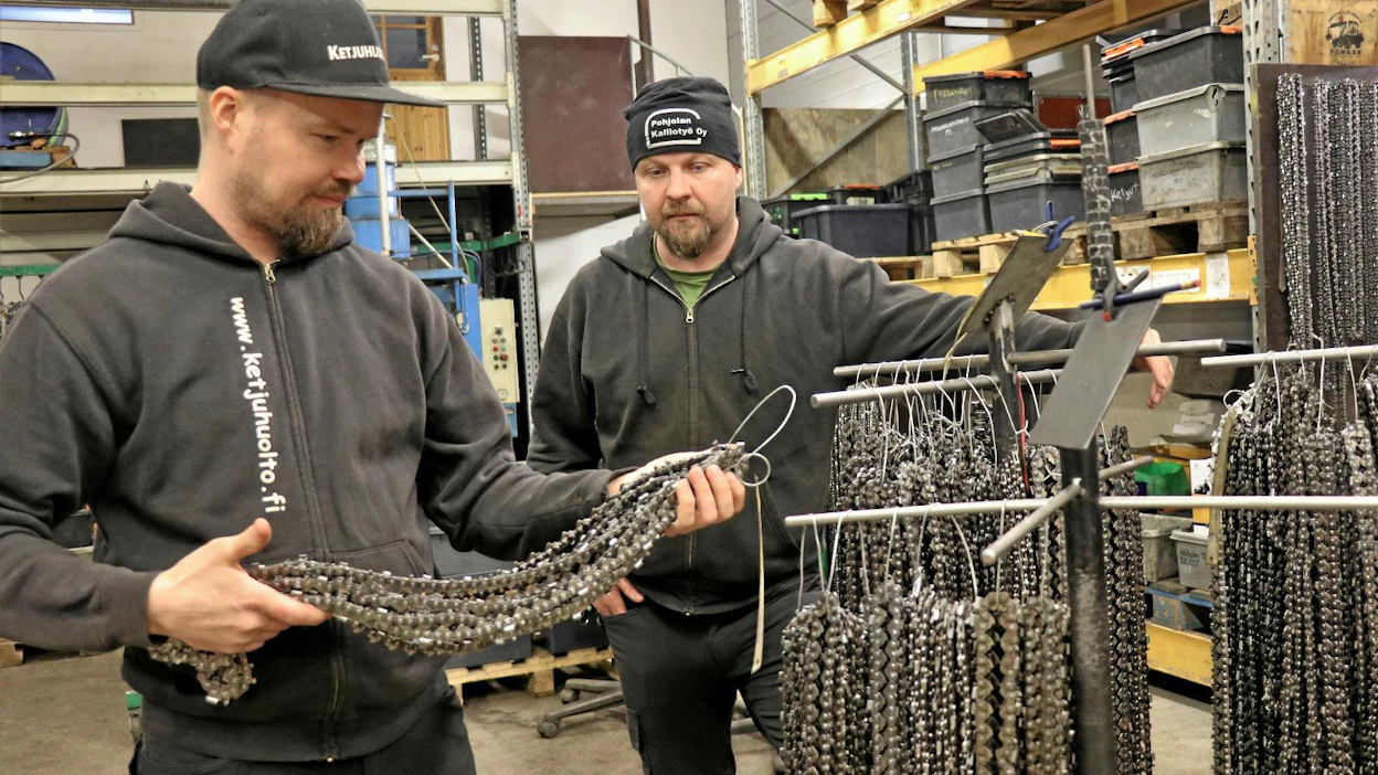 Teräketjut pidetään merkatuissa telineissä erillään omina nippuina. Pohjanmaan Konehuollon yrittäjät Jukka Marjakangas (vas.) ja Jarmo Hosionaho sanovat, etteivät ketjut ole kertaakaan menneet sekaisin.