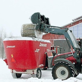 Triolietin säiliöön on helppo kuormata tavaraa. Korkeus on sopiva useimmille etukuormain- traktoreille.