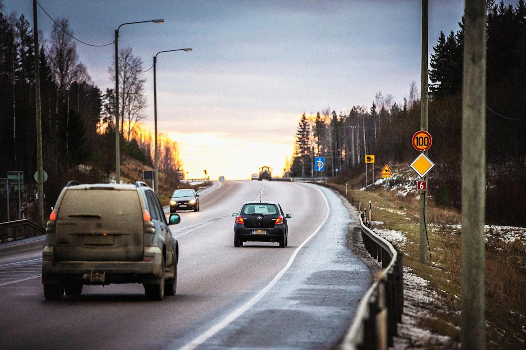 Etenkin naiset ja eläkeläiset ovat tyytyväisiä nykyisiin nopeusrajoituksiin. Nopeusrajoitusten nostoa kannattavat viljelijät ja yrittäjät.