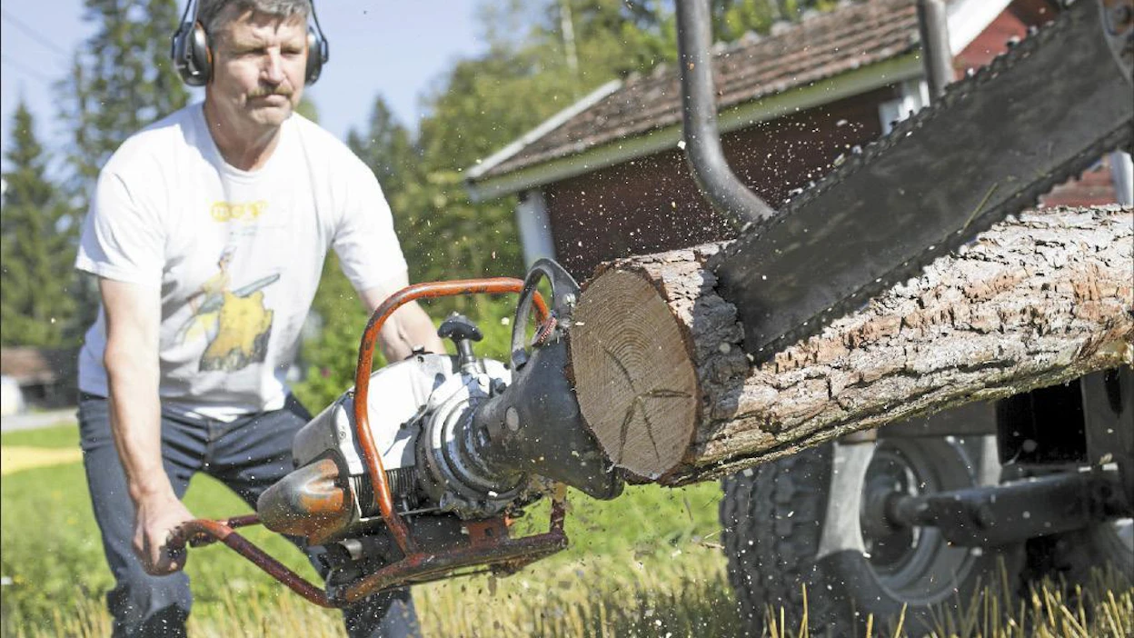 Saksalainen Rinco 1920-luvulta on ensimmäinen Suomessa myyty, kannettava moottorisaha. Se uppoaaa puuhun kahden ihmisen avustamana. Käsissä tuntuva tärinä on kova, sillä saha-valmistajat kehittivät tärinänvaimennusta vasta 1960-luvulla. Sami Karppinen