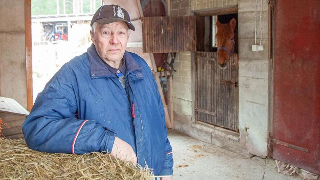 Veijo Kauppinen ja karsinasta kurkkiva Virin Veijari kotitallilla Leppävirralla.