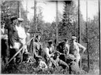Opiskelijat suunnittelevat ojaa vaaituskone apunaan Evolla vuonna 1927. Lusto/Martti Tertin kokoelma