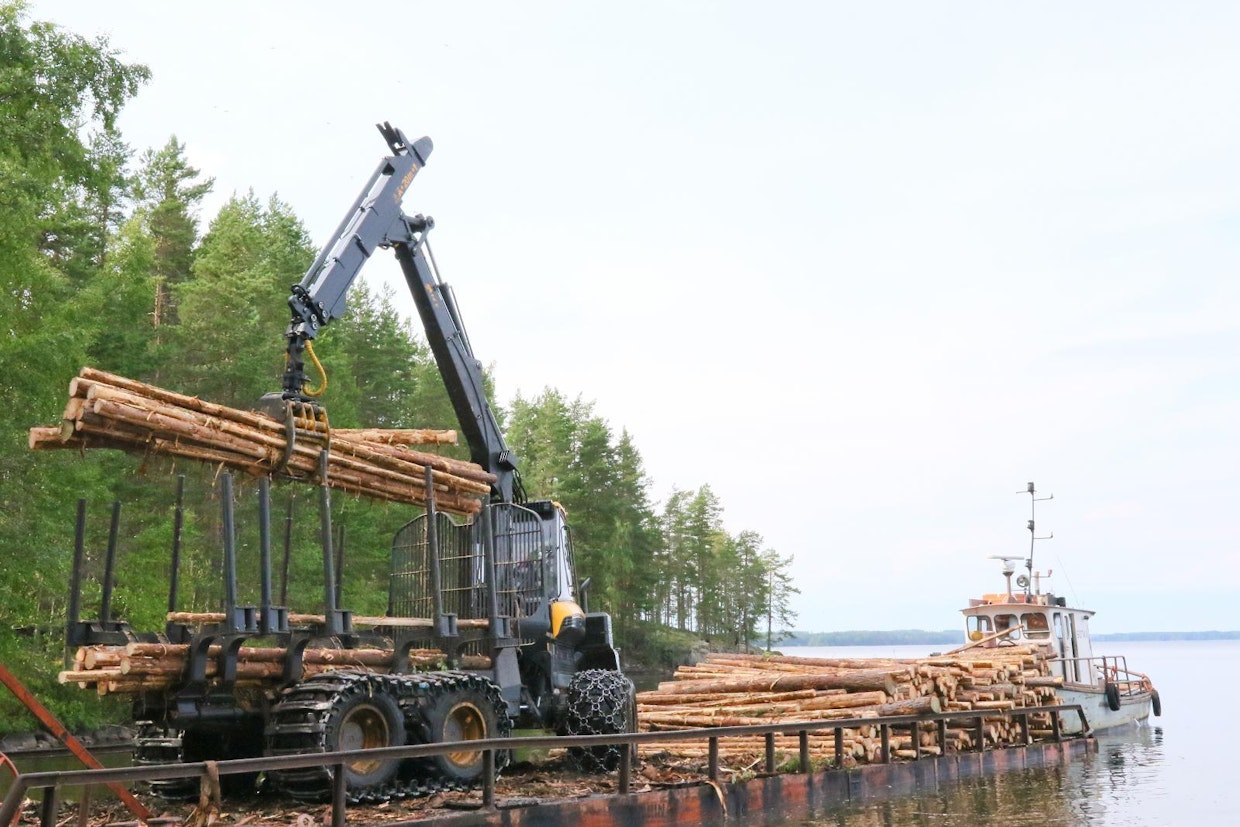 Kesäajan työllistäjänä ovat saarihakkuut vähentäneet kausiluonteisuutta. ”Jääteitä ei ole enää tehty”, perustelee tilannetta Välipakka. Saaripuut siirtyvät mantereelle hinaajan työntämällä lautalla. Keskimäärin saaripuuta korjataan vuosittain 20 000–25 000 kuutiometriä.