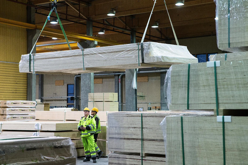Metsä Group aikoo kasvattaa hiiltä pitkään sitovien tuotteiden määrää. Kuva on konserniin kuuluvan Metsä Woodin viilupuutehtaalta (lvl) Lohjalta.