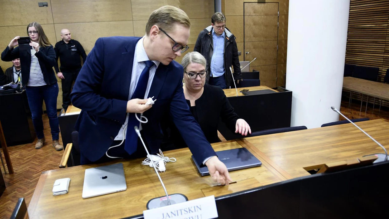 Ilja Janitskin ei ollut paikalla istunnossa terveyssyiden takia. Kuvassa asianajaja Juha Räihä (vas.) ja Janitskinia edustava asianajaja Anu Koivu. LEHTIKUVA / Martti Kainulainen