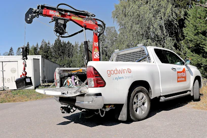Nosturi on asennettu vuoden 2019 Toyota Hiluxin lavalle. Pakettiautoksi rekisteröidyllä ajoneuvolla voi ajaa raskaanpaa kuorma-autoa nopeammin ja kuskin matkustusmukavuuskin parempi.