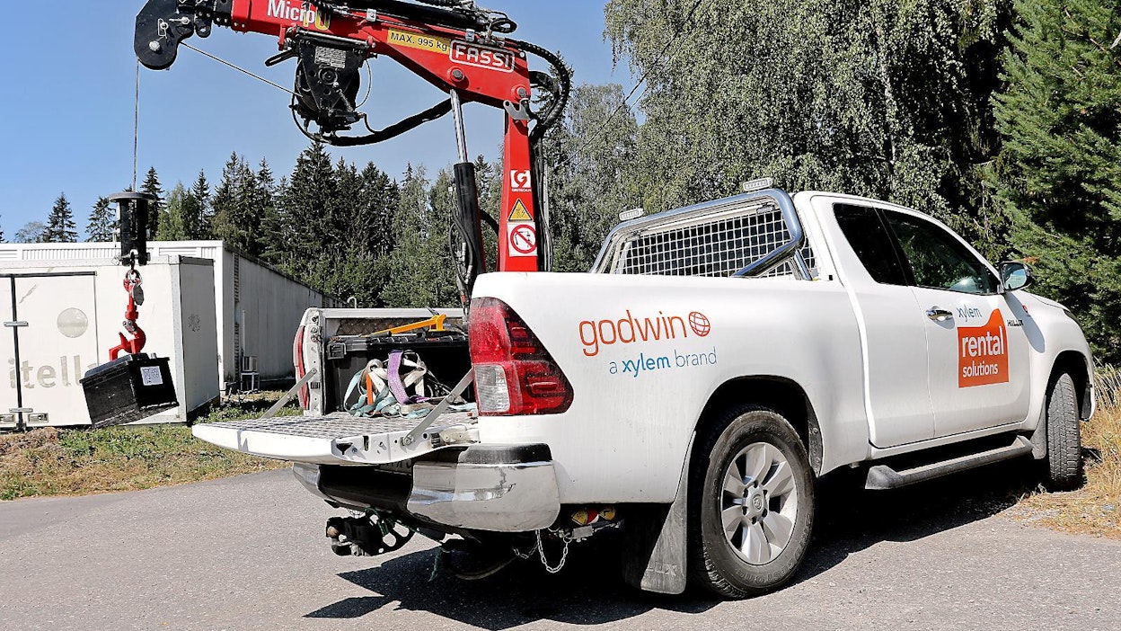 Nosturi on asennettu vuoden 2019 Toyota Hiluxin lavalle. Pakettiautoksi rekisteröidyllä ajoneuvolla voi ajaa raskaanpaa kuorma-autoa nopeammin ja kuskin matkustusmukavuuskin parempi.