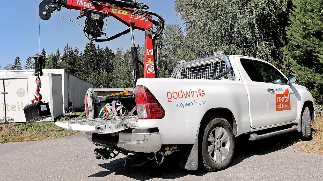 Nosturi on asennettu vuoden 2019 Toyota Hiluxin lavalle. Pakettiautoksi rekisteröidyllä ajoneuvolla voi ajaa raskaanpaa kuorma-autoa nopeammin ja kuskin matkustusmukavuuskin parempi.