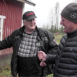 Reino Palomäki (vas.) taisi selvitä säikähdyksellä An-Dorran kanssa. Arkistokuvassa häntä haastattelee Kari Lähdekorpi.