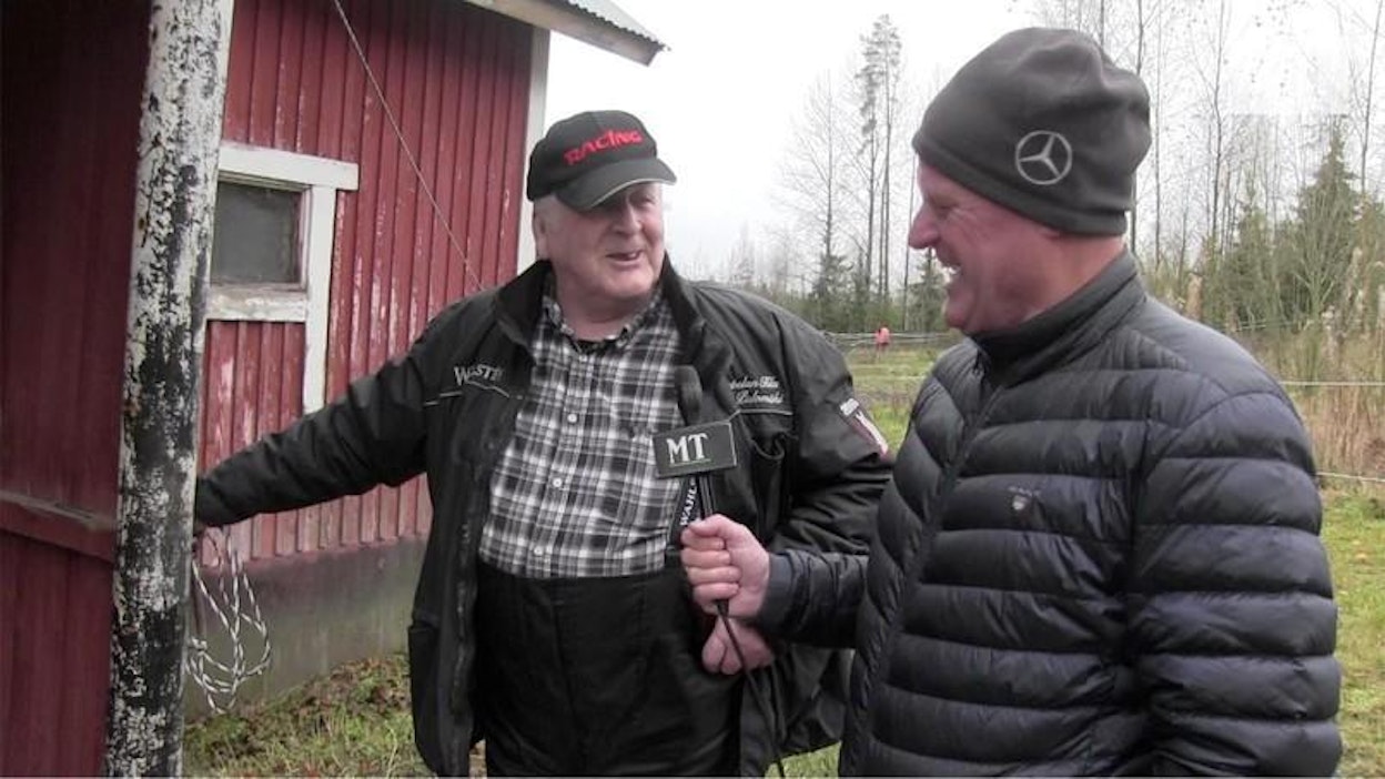 Reino Palomäki (vas.) taisi selvitä säikähdyksellä An-Dorran kanssa. Arkistokuvassa häntä haastattelee Kari Lähdekorpi.