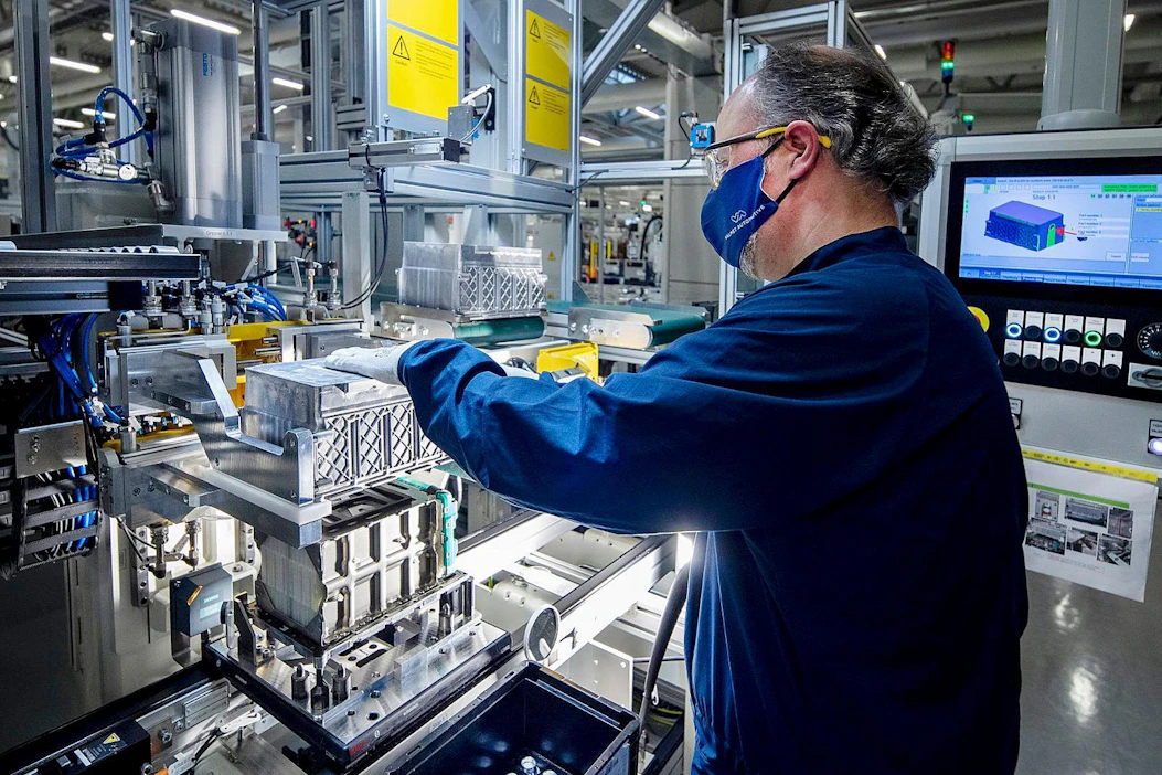 Valmet Automotiven työntekijä kokoaa Salossa akkujärjestelmää. Tehtaassa kootaan muualla valmistettuja akkukennoja. Haminaan ja Kotkaan ollaan rakentamassa tehtaita, jotka tuottavat materiaalia akuissa tarvittaviin katodeihin eli miinusnapaan.