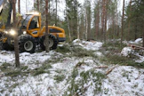 Ketteryyttä on paha tästä parantaa. U-käännös kalliolle johtavalle haamu-uralle onnistuu helposti. Kapeampirenkainen takapää seuraa hyvin etupään reittiä.