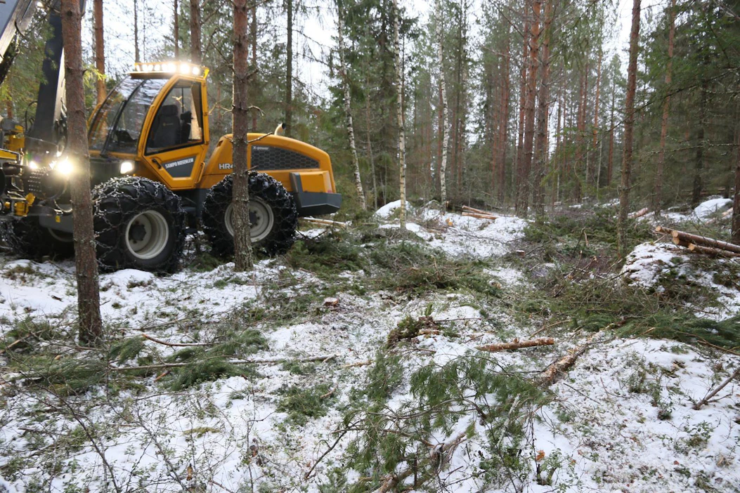 Ketteryyttä on paha tästä parantaa. U-käännös kalliolle johtavalle haamu-uralle onnistuu helposti. Kapeampirenkainen takapää seuraa hyvin etupään reittiä.