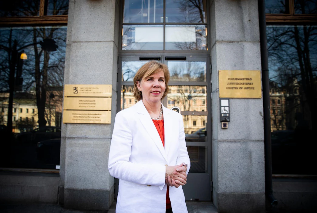 RKP:n puheenjohtajaa, oikeusministeri Anna-Maja Henrikssonia hämmästytti, että myös kokoomus äänesti häntä kohtaan esitetyn epäluottamuslauseen puolesta.