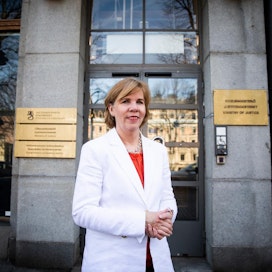 RKP:n puheenjohtajaa, oikeusministeri Anna-Maja Henrikssonia hämmästytti, että myös kokoomus äänesti häntä kohtaan esitetyn epäluottamuslauseen puolesta.