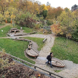 Brnon Avoimessa puutarhassa opetetaan tulvan vaikutuksia säädeltävän puron avulla. Edessä näkyy nurmipeitteistä kattoa.