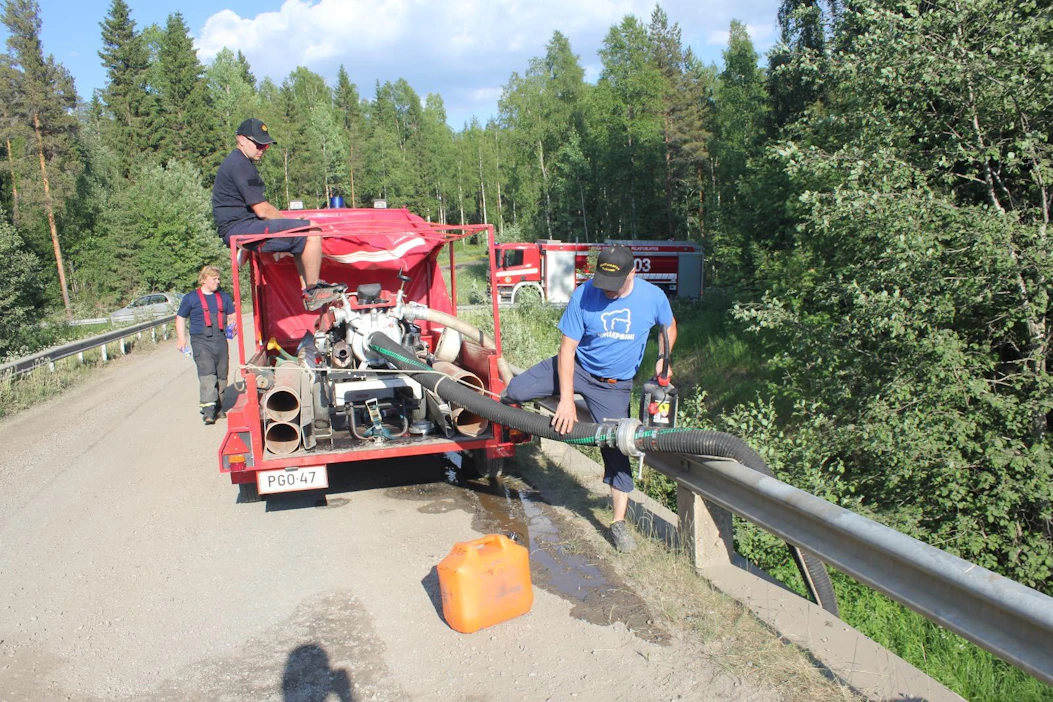 Seinäjoen Ylistaron paloasemalta paikalle kiirehtineet vs. palomies Markku Antila ja yksikönjohtaja Jussi Jokinen tankkasivat autoja Porasenjoesta.