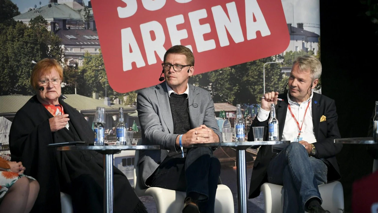 Pekka Haavistoa (oik.) huolestuttaa ennen muuta Venäjän demokratian ja kansalaisyhteiskunnan tilanne. LEHTIKUVA / MARTTI KAINULAINEN