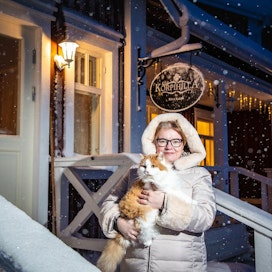Ritva Kokko pitää Korpihillan puotia ja kahvilaa Posion Tolvalla joulun aikaan auki.
