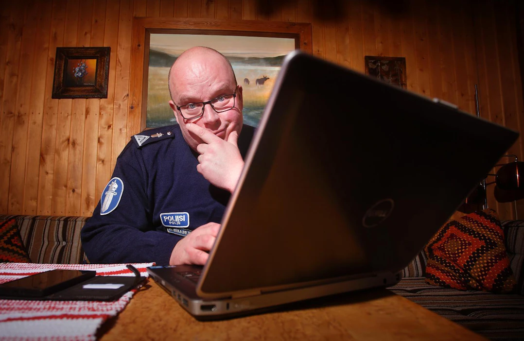 Netissä tapahtuvaan häiriökäyttäytymiseen on puututtava tiukasti, ylikonstaapeli Toni Reinikainen toteaa. Hänet valittiin marraskuussa vuoden poliisiksi.