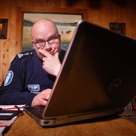 Netissä tapahtuvaan häiriökäyttäytymiseen on puututtava tiukasti, ylikonstaapeli Toni Reinikainen toteaa. Hänet valittiin marraskuussa vuoden poliisiksi.