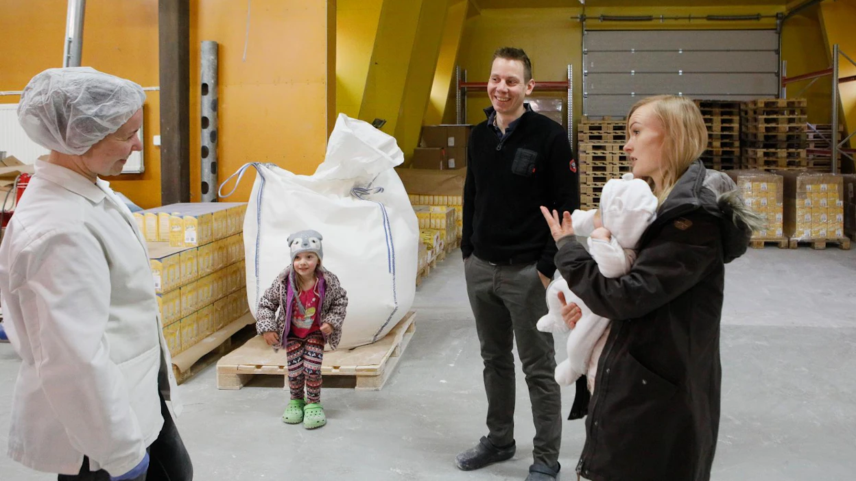 Mylläri Carita Koivisto ja Larmojen koko perhe on valjastettu speltin tekemiseen ja myymiseen. Tuotannosta vastaa Simo, ruokareseptien kehittelystä vaimo Riina ja mukana kulkee jo sukutilan kuudeskin polvi: Fiia ja Fiona.