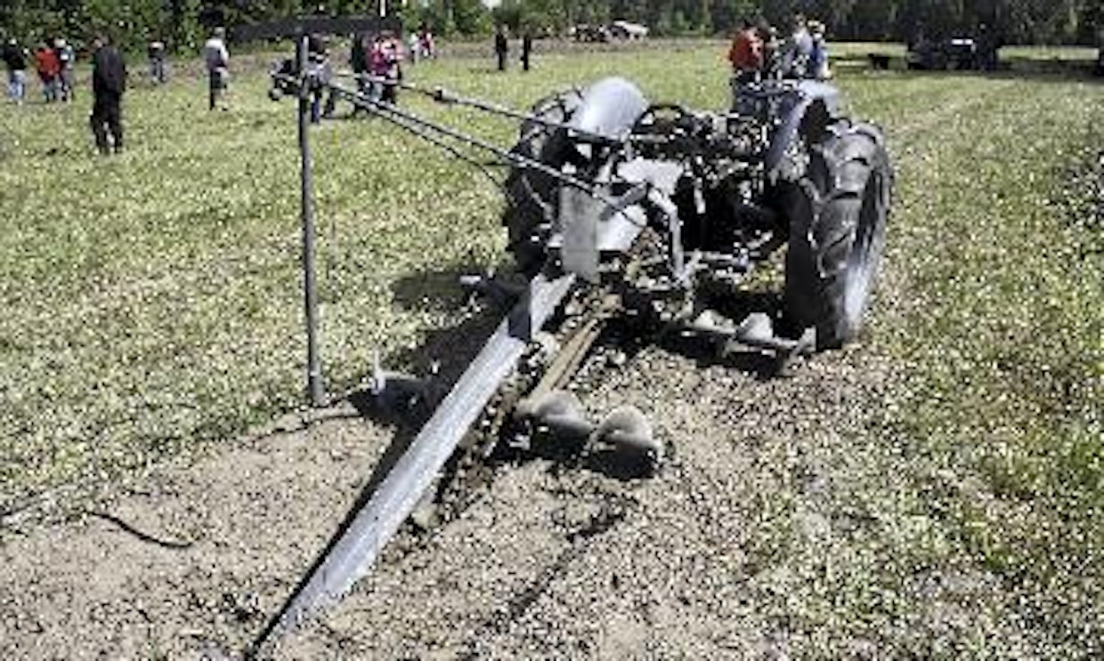 Mäkilän museolla kaivettiin pikku pätkä salaojaa Fergusonilla ja Muko-salaojakoneella. Operaation päätteeksi Pekka Mäkilä laski kaivantoon tiiliputket. Muko kaivoi hyvissä olosuhteissa jopa kymmeniä metrejä tunnissa, mutta kovin yleistä koneesta ei tullut huokeasta hinnastaan huolimatta. Kaivusyvyyttä säädetään pienellä sähkömoottorilla, ja traktori saadaan liikkumaan riittävän hitaasti alennusvaihteen avulla. (Somero)