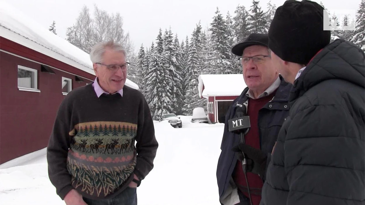 Eero (vas.) ja Jaakko Laitinen esittelevät videolla tallinsa hevoset. Myös ihmeruuna Vonkaus saa tarinaansa jatkoa MT Ravien haastattelussa.
